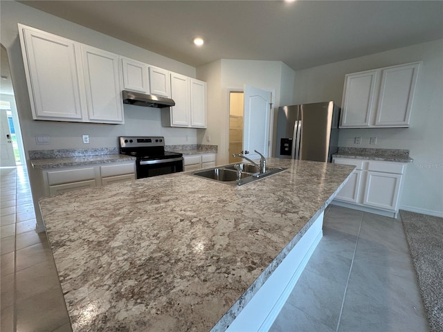 kitchen featuring sink, an island with sink, and stainless steel appliances