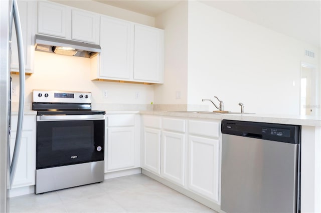 kitchen featuring white cabinetry, kitchen peninsula, sink, and stainless steel appliances