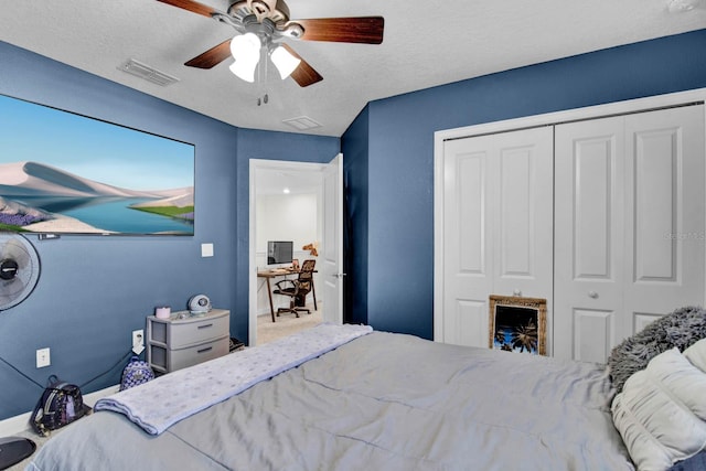 bedroom with ceiling fan, a textured ceiling, and a closet