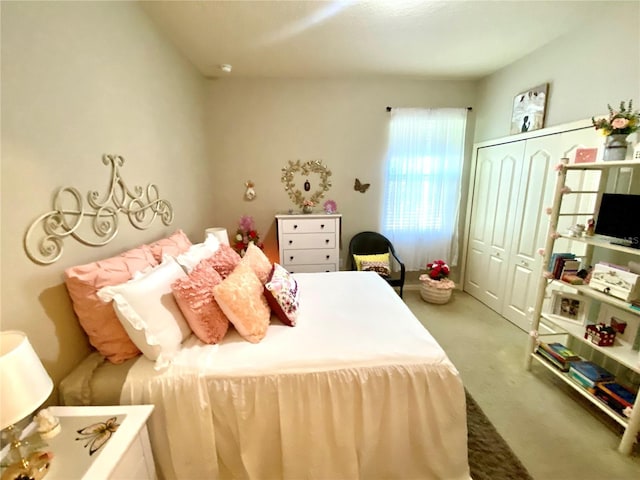 bedroom featuring carpet flooring and a closet