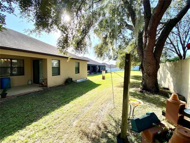 view of yard featuring a patio area