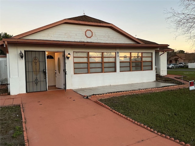 view of front of property featuring a yard