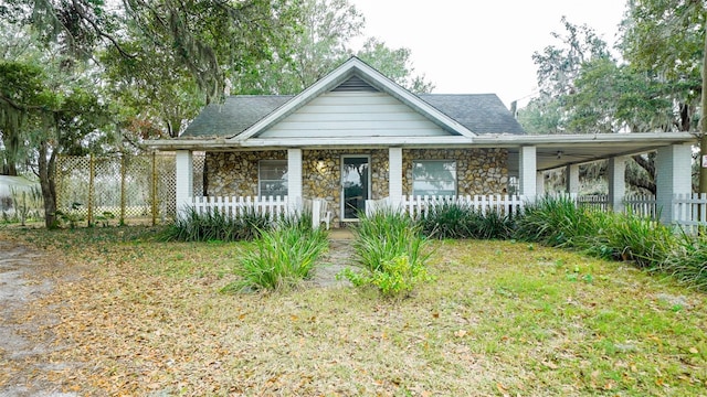 view of front of property featuring covered porch and a front yard