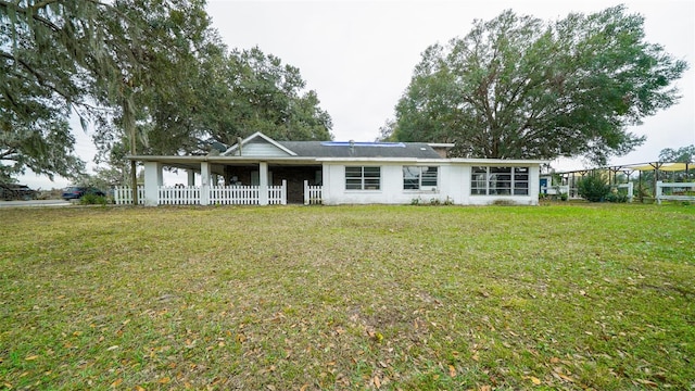 view of front of property featuring a front yard