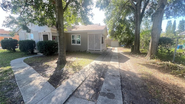 view of front facade with a garage and an outdoor structure