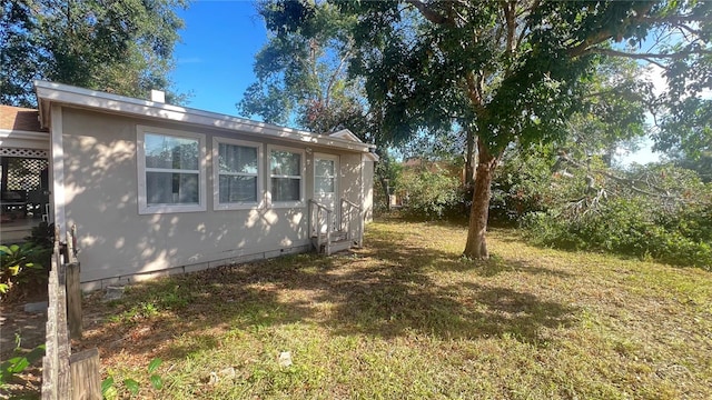 view of side of property featuring a lawn