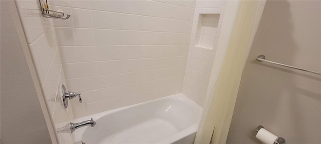 bathroom featuring tiled shower / bath