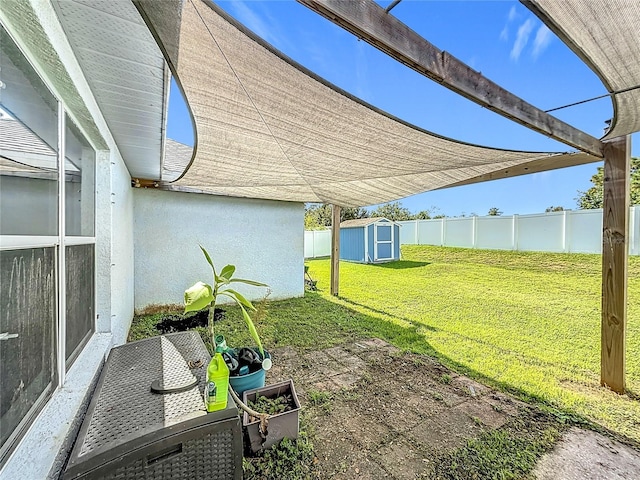 view of yard featuring a storage unit