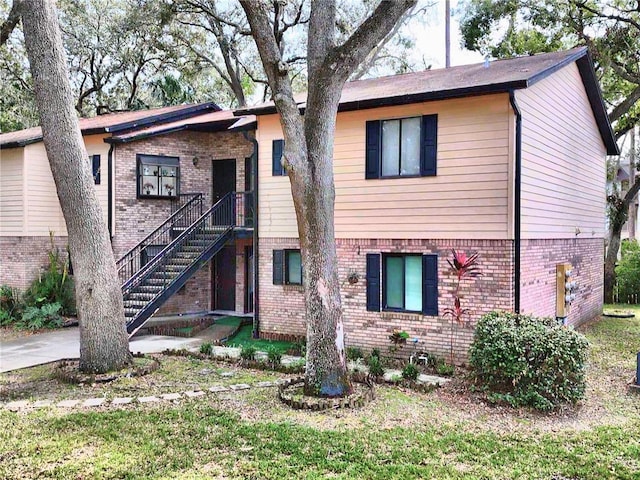 view of front of home featuring a front yard