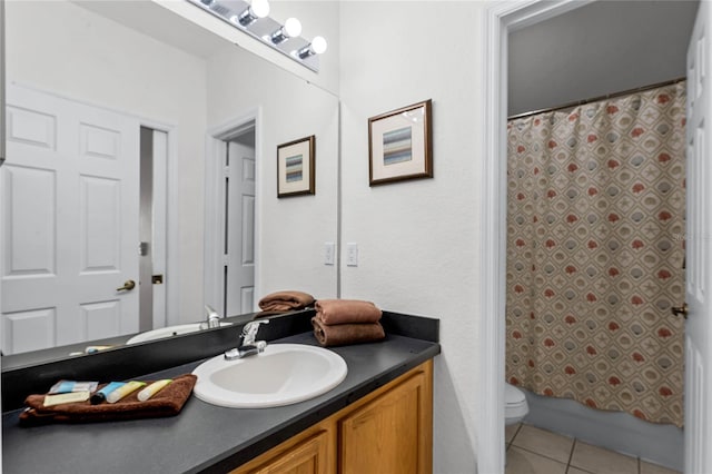 131 Cadiz Loop, Davenport, FL 33837 - full bath featuring tile patterned flooring, curtained shower, vanity, and toilet