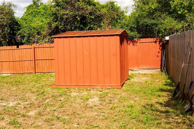 1053 Hemingway Dr, Deltona, FL 32725 - view of yard featuring a storage unit and an outbuilding