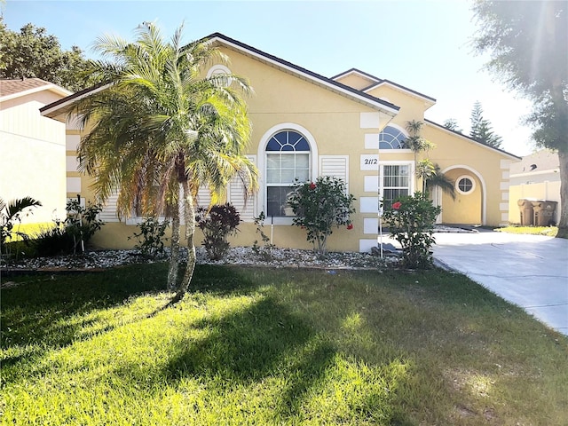 view of front facade featuring a front yard