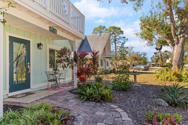 view of yard featuring a balcony