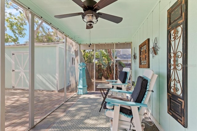 sunroom with ceiling fan