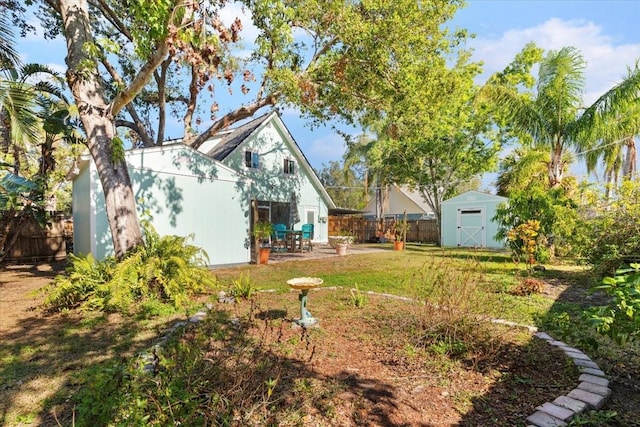 view of yard featuring a shed