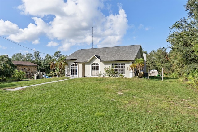 view of front of property featuring a front lawn