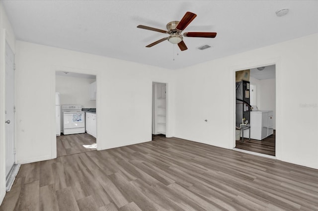 unfurnished room with light hardwood / wood-style flooring and ceiling fan