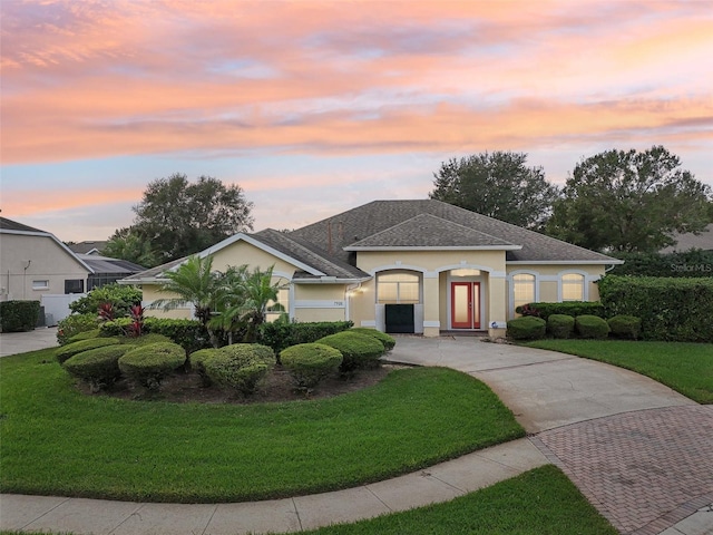 view of front facade featuring a lawn