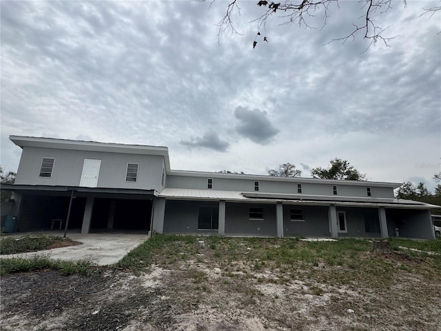 view of front facade with a carport