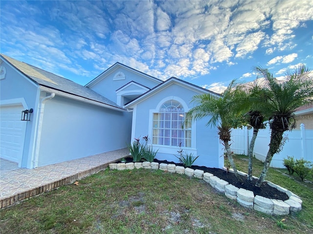 2907 Delcrest Dr, Orlando, FL 32817 - view of home's exterior featuring stucco siding and an attached garage