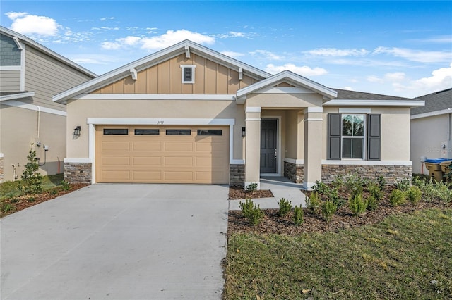 craftsman house with a front lawn