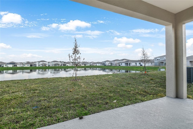 view of yard featuring a water view