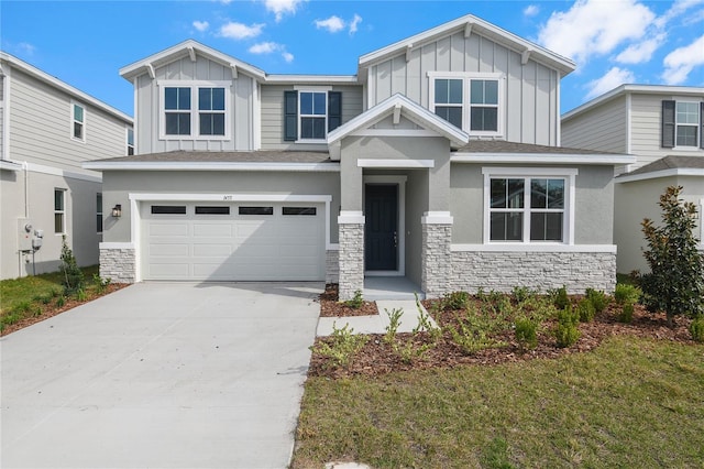 craftsman house featuring a garage and a front lawn