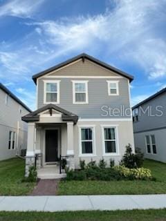 front facade featuring a front yard