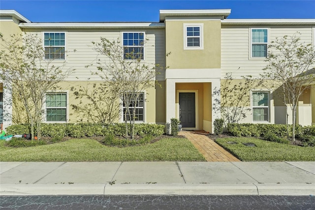 view of front of house featuring a front lawn