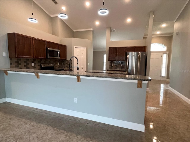 kitchen with kitchen peninsula, stainless steel appliances, sink, high vaulted ceiling, and a breakfast bar area