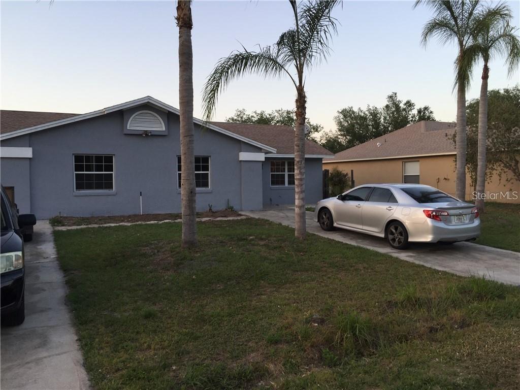 view of front of house featuring a yard