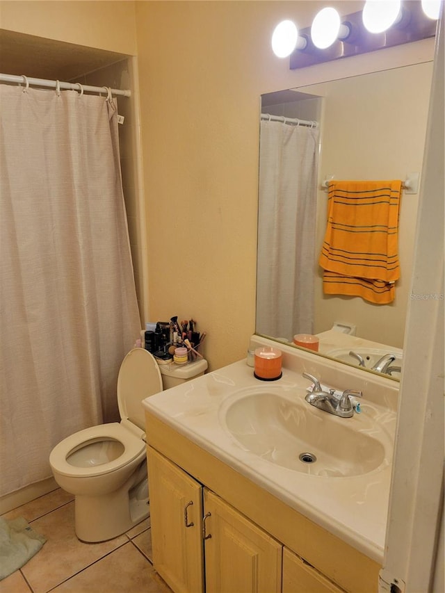 566/568 Imperial Pl, Kissimmee, FL 34758 - full bath featuring toilet, vanity, tile patterned flooring, and a shower with curtain