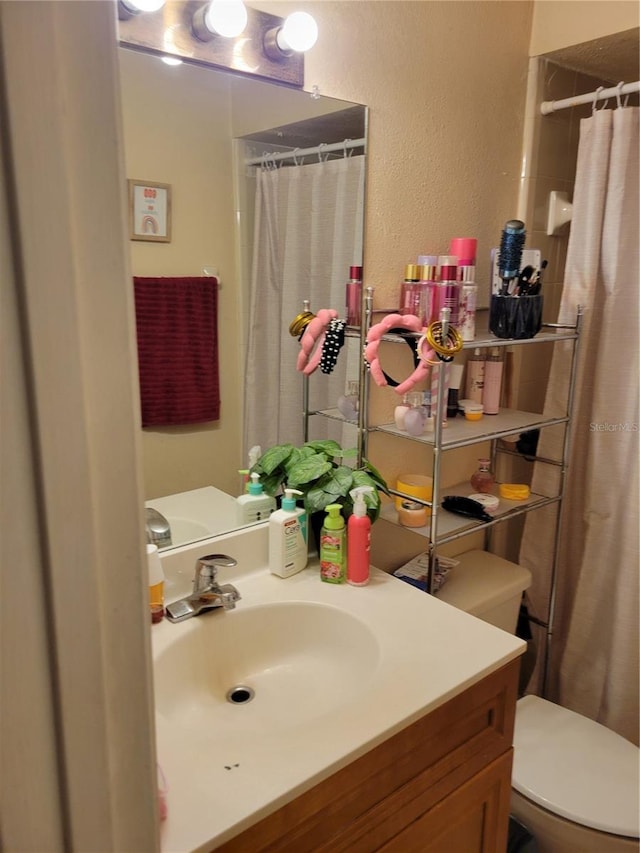 566/568 Imperial Pl, Kissimmee, FL 34758 - bathroom with vanity, toilet, a textured wall, and a shower with curtain