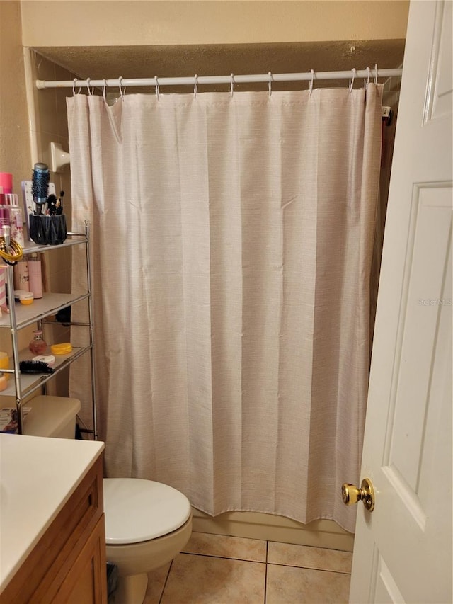 566/568 Imperial Pl, Kissimmee, FL 34758 - full bath featuring toilet, tile patterned flooring, vanity, and a shower with curtain