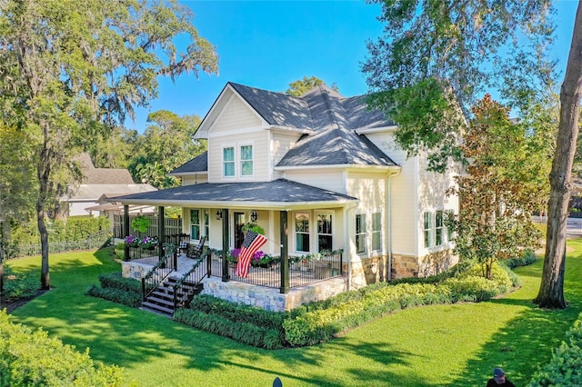 view of front facade featuring a porch and a front lawn