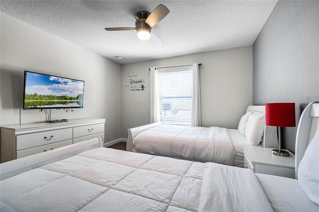 bedroom featuring ceiling fan and a textured ceiling