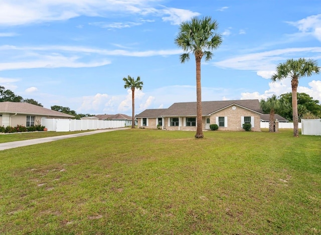 ranch-style house featuring a front yard