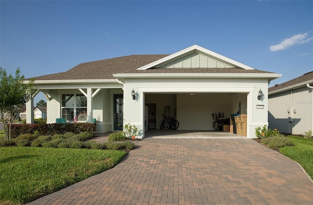 view of front of property featuring a front lawn