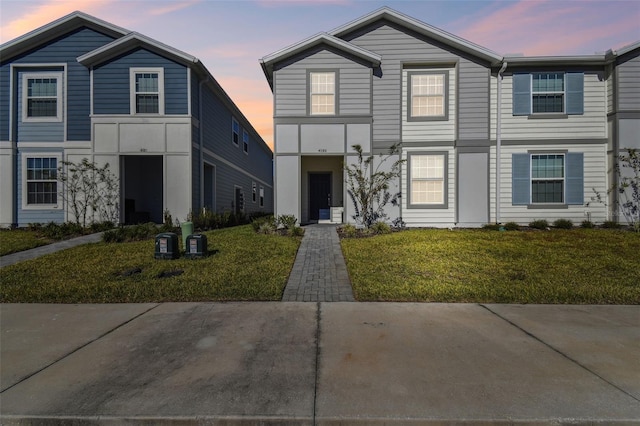 view of front of house featuring a yard