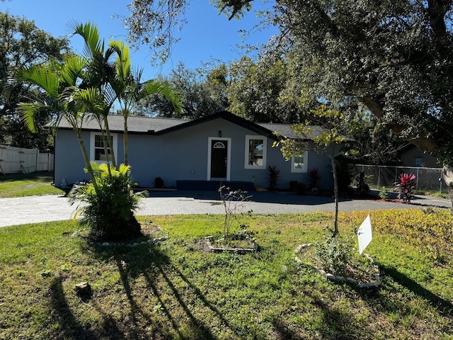 single story home with a front lawn