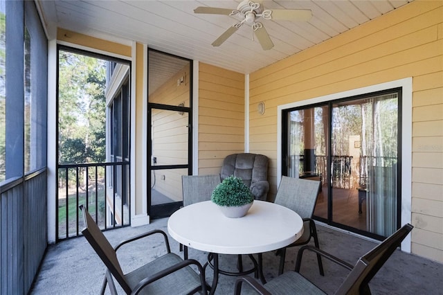 sunroom with ceiling fan