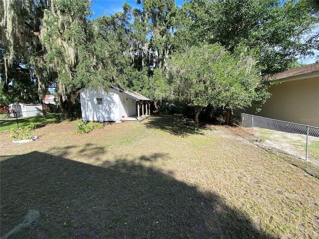 view of yard featuring a storage unit