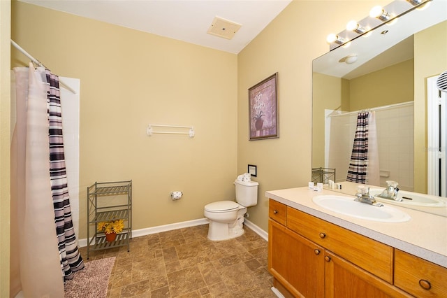 bathroom with a shower with curtain, vanity, and toilet