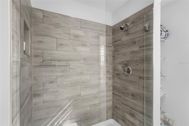 bathroom featuring tiled shower