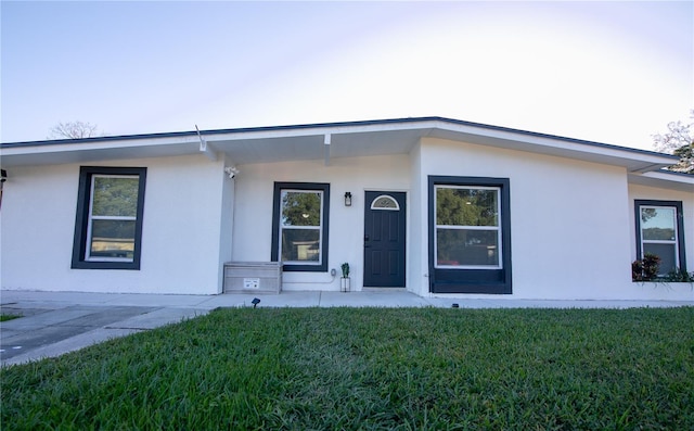 view of front of house featuring a front yard