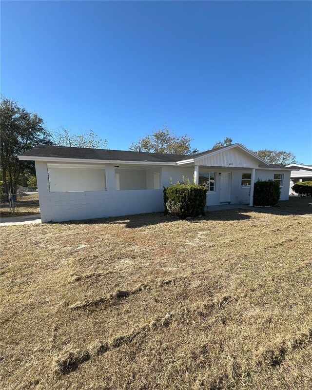 ranch-style house featuring a front yard