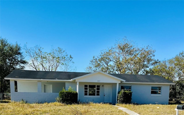 single story home with a front yard