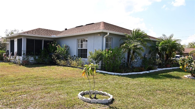 view of side of property featuring a lawn