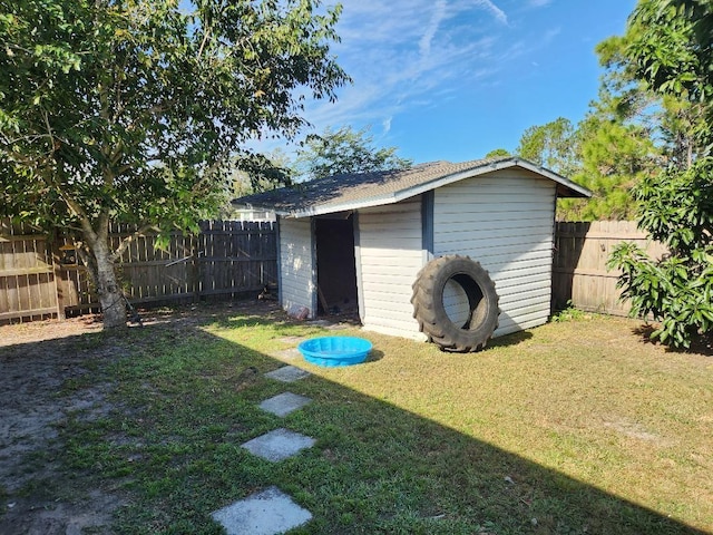 view of yard with a storage unit