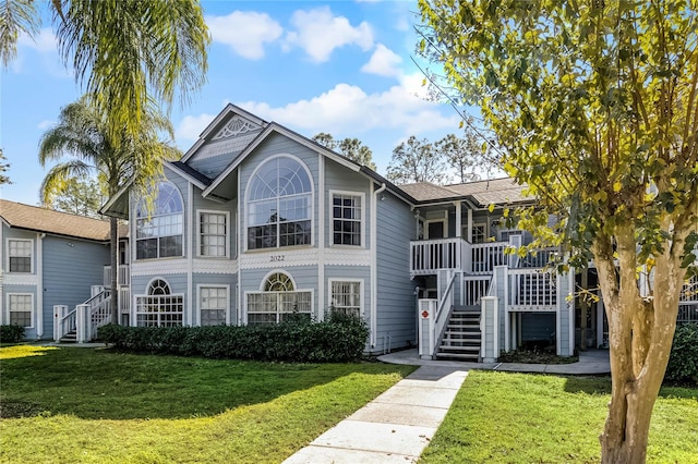 view of front of property featuring a front lawn